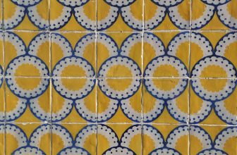 De tijdloze schoonheid van oud-Hollandse tegels in huis en tuin